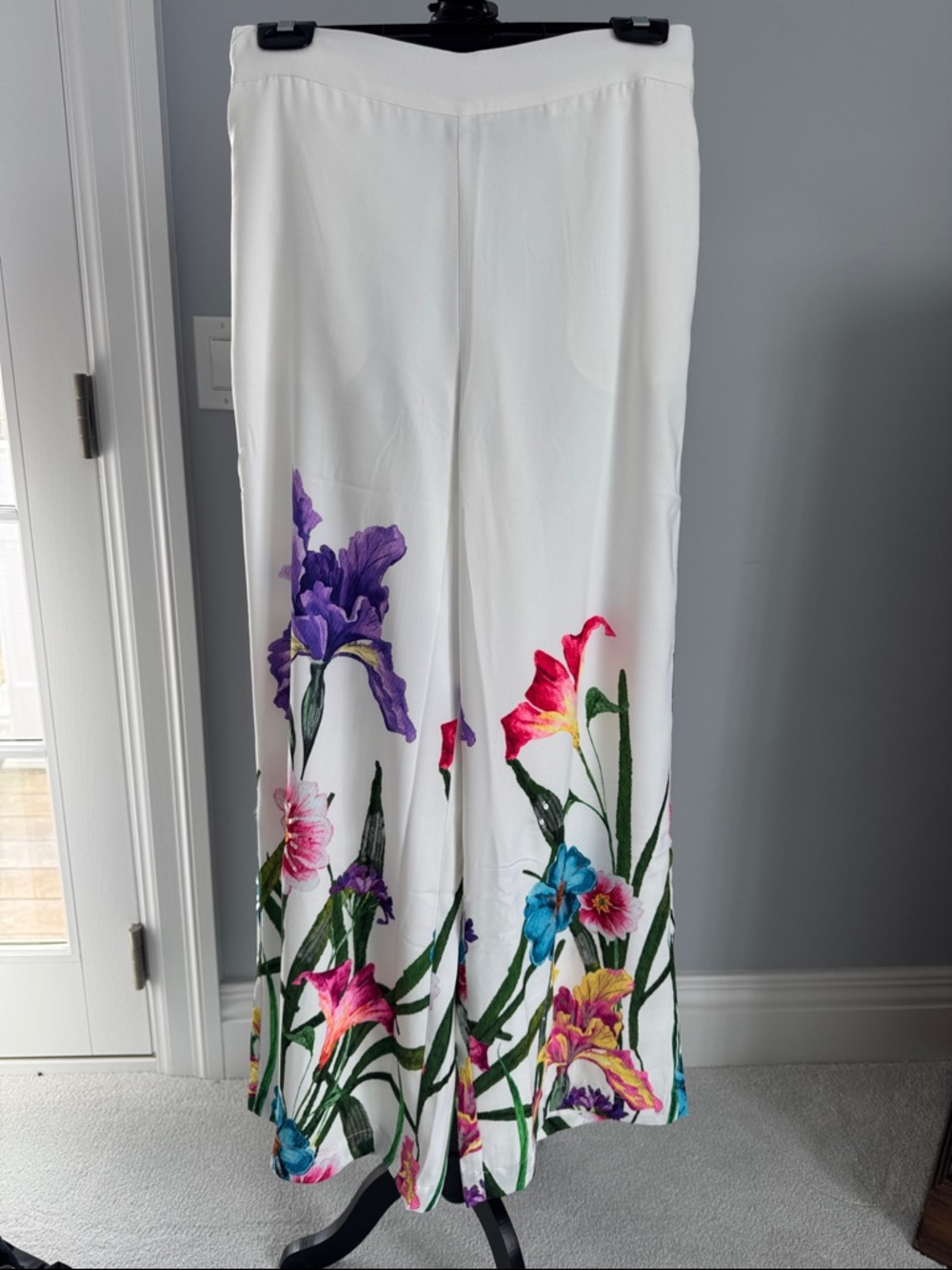 Boston Proper floral Iris of my Eye pants. Size small. Never worn.